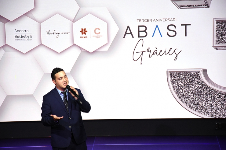 El soci director d'Abast, Marc Urgell, durant el discurs.